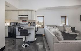 Spacious Loft With Jacuzzi & Free Parking
